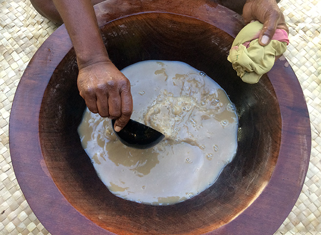 Кава - национальный напиток Фиджи. Он делается путем смешивания порошкообразного корня кавы, который также называют перец опьяняющий, с водой