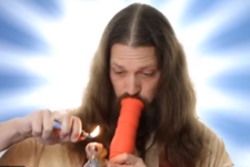 Церковь в США выпустила рекламу программы «духовных путешествий», в которой мужчина в образе Иисуса покупает марихуану и приглашает с помощью наркотика поговорить о жизни